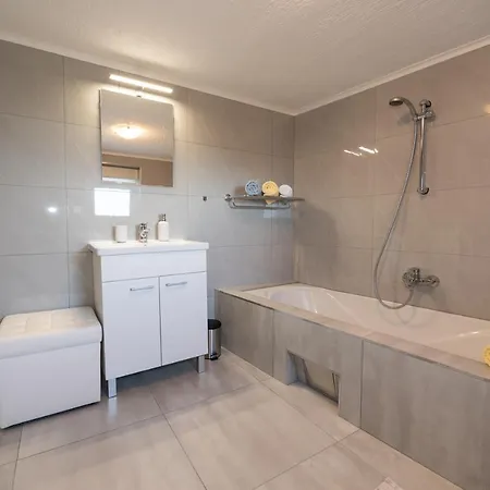 Kuca Za Odmor Nall アパート ロヴラン